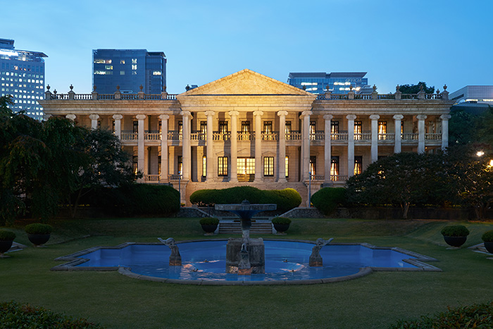 According to historical records, King Gojong enjoyed classical music and often asked Korea’s first pianist, Kim Yeong-hwan, to play for him in the 1910s. Concerts were normally held in the Seokjojeon Hall, a relatively modern building on the grounds of Deoksugung Palace.